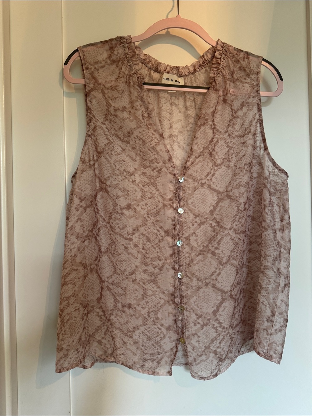 cloth & stone Blush & tan Sleeveless Snake-Print Button Front Blouse
